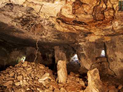 Scopriamo cos� un ampio locale, chiuso sul soffitto da una copertura a volta, invaso quasi interamente da un alto cumulo di terriccio e pietre che ne ostruisce altri accessi